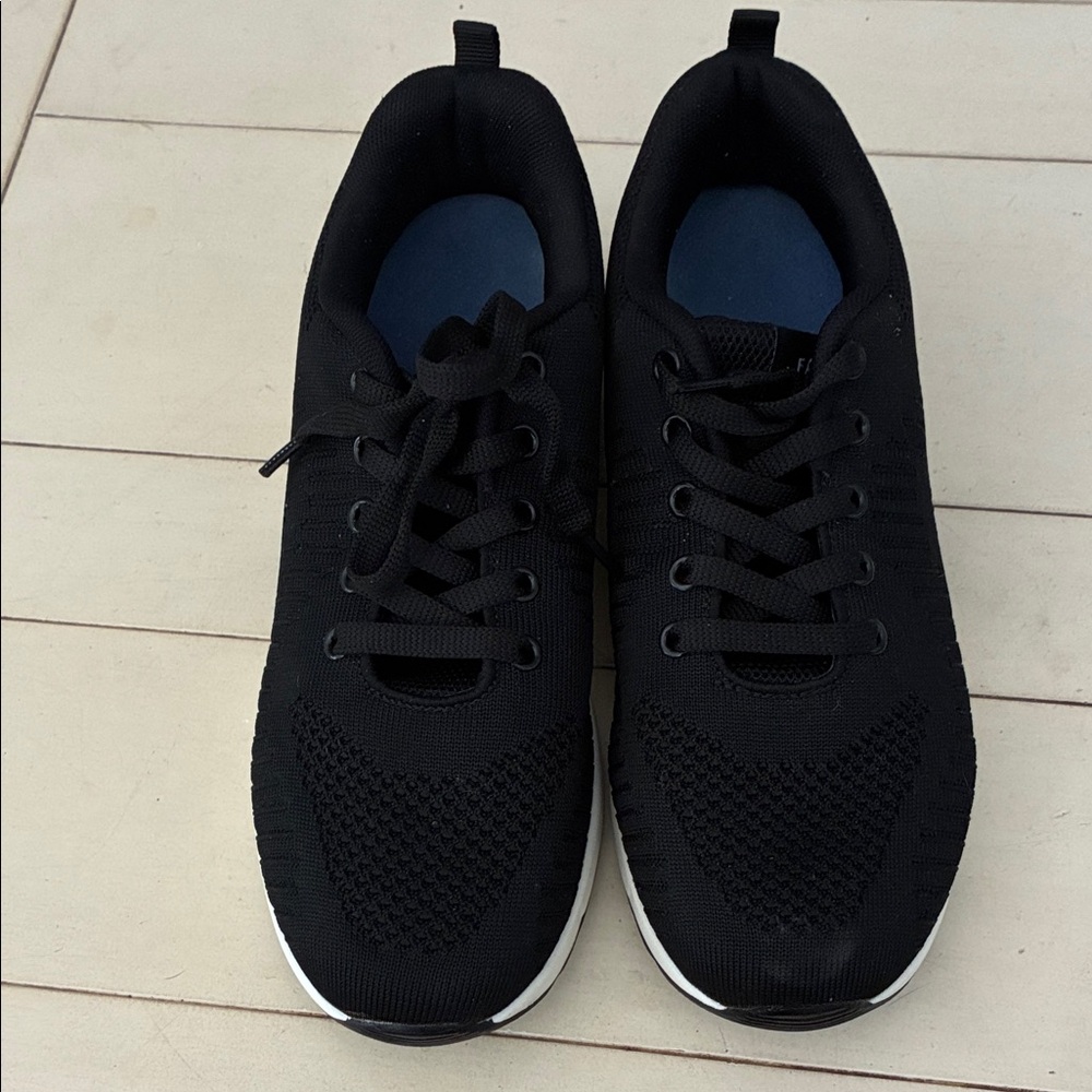 Women’s sneakers in size 39. I am an 8 1/2 US size & they fit me perfectly.